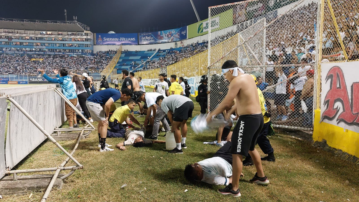 El Salvador: Estampida en Estadio Cuscatlán deja muertos, todo quedó grabado