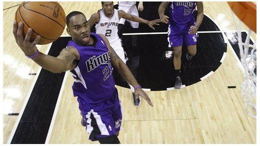 Bucks suman primer triunfo de visita; Kings sorprenden a Spurs