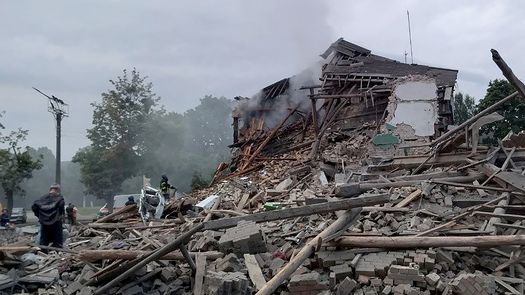 Bomberos quitando los escombros de un edificio destruido después de un ataque con misiles en la ciudad de Nikopol, región de Dnipro, en medio de la invasión rusa de Ucrania.