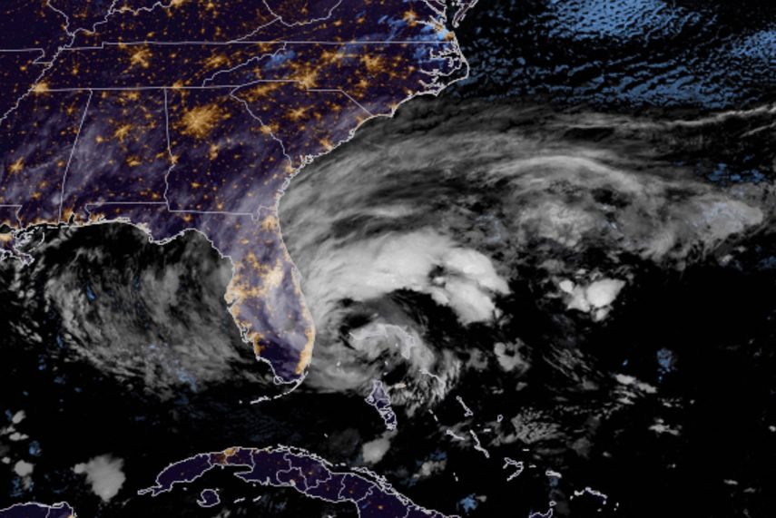Esta imagen satelital de RAMMB de la Administración Nacional Oceánica y Atmosférica (NOAA) muestra el huracán Nicole en camino a tocar tierra frente a la costa este de Florida.