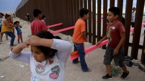 Un profesor aprovecha la valla entre EEUU y México para crear tres balancines