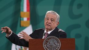 Las denuncias sobre el uso indebido de Pegasus en México se remontan a 2017, cuando México era gobernado por el presidente Enrique Peña Nieto (2012-2018), y reflotaron en julio de 2021 tras nuevas revelaciones periodísticas.