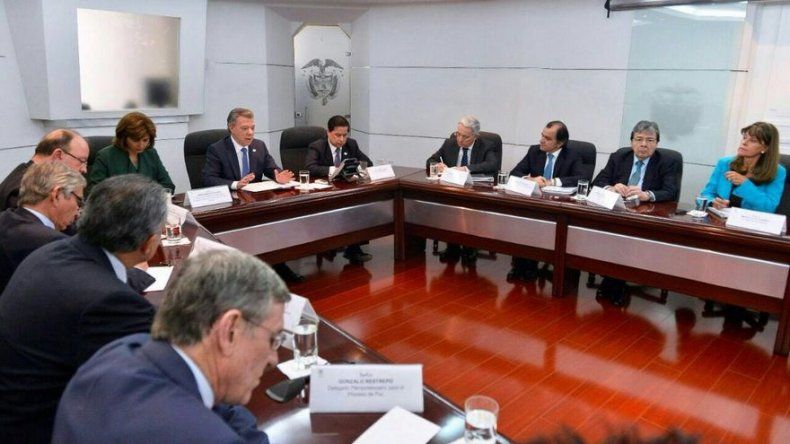 Santos y Uribe comienzan su reunión para tratar acuerdo de paz con las FARC