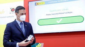 El presidente del Gobierno, Pedro Sánchez, muestra su certificado verde digital durante Fitur.