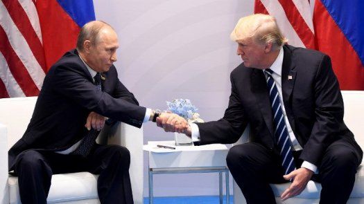 Donald Trump y Vladimir Putin dialogan sobre la guerra.