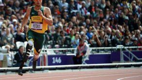 Pistorius compite al fin y avanza a la siguiente ronda