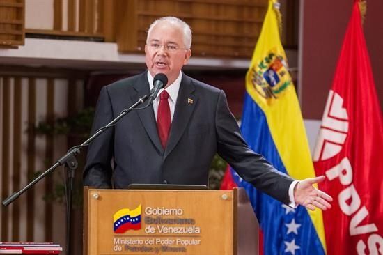 Vicepresidente económico considera incorrecto culpar a Maduro de errores