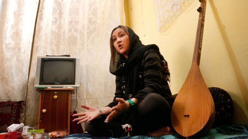 La ganadora del American Idol afgano defiende sus derechos ante los talibanes