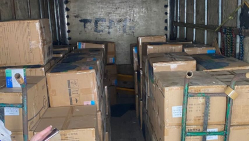 Aduanas retiene 50 cajas de implementos hospitalarios desechables en Colón.