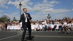 Macron juega tenis y promueve candidatura olímpica