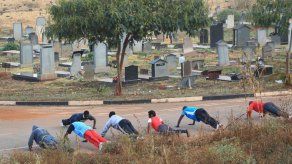 Cementerio en Zimbabue atrae a la gente a practicar gimnasia