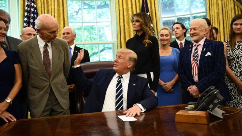 Trump recibe a los astronautas del Apolo 11 Buzz Aldrin y Michael Collins