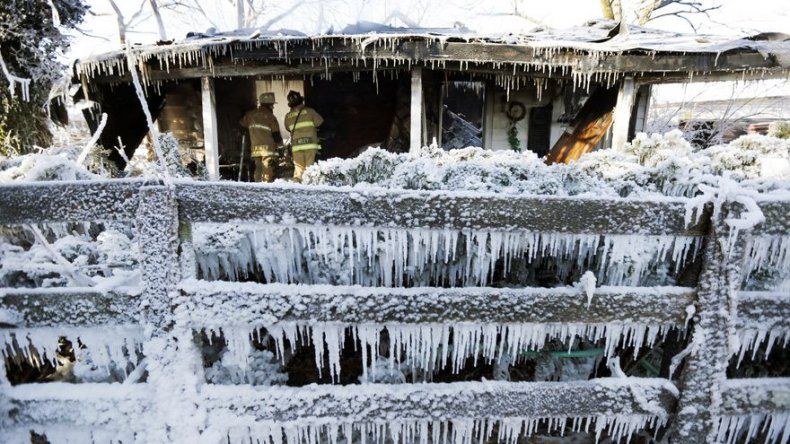 Frío ártico congela cataratas del Niágara