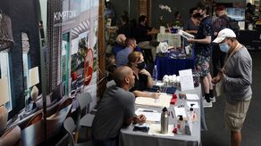 Las solicitudes de prestaciones por desempleo cayeron en 30,000 para ubicarse en 260,000 la semana pasada.