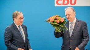 Reiner Haseloff (R), primer ministro del estado de Sajonia-Anhalt y principal candidato de su partido Unión Demócrata Cristiana (CDU) para las elecciones estatales en Sajonia-Anhalt, recibe un ramo de flores del líder de la CDU y principal candidato del partido para las elecciones parlamentarias Armin Laschet .