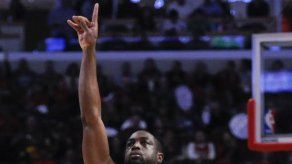 Wade anota 22 en su debut con Bulls