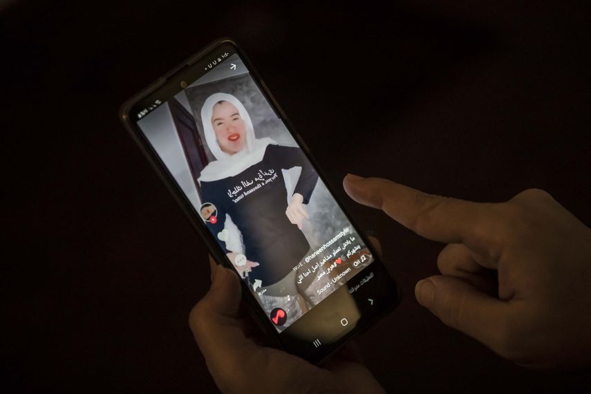 Una persona ve un video en TikTok de Haneen Hossam.