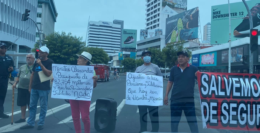 Los jubilados mantienen la Vía España cerrada