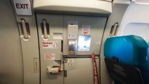 Pasajera ebria trata de abrir puerta de avión