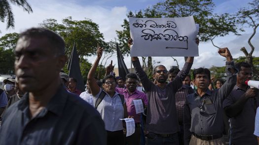 Las protestas, encabezadas por líderes sindicales y religiosos, marcharon hacia la Plaza de la Independencia en Colombo.