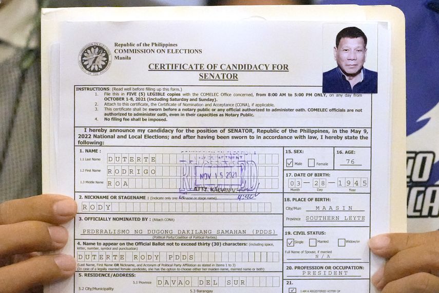 Rodrigo Duterte presentó su candidatura a senador ante la Comisión de Elecciones antes de que venciera el plazo límite para candidatos.