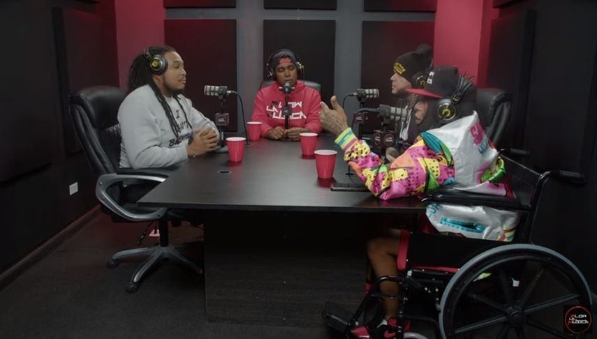 Japanese: estaba muerto del cuello para abajo