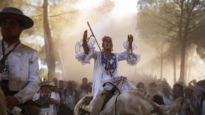 La romería atrae a jóvenes y mayores, y el sentimiento que se respiraba este año era el de alegría por poder volver a celebrar una fiesta icónica de la cultura andaluza.