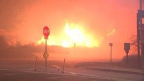 California en alerta máxima por incendios que destruyen decenas de edificaciones