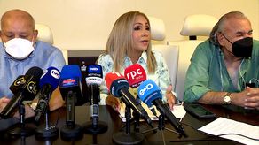 En el medio, diputada disidente del Cambio Democrático, Yanibel Ábrego.