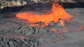 Volcan en Hawaii ofrece espectáculo de borbollón de lava