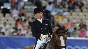 Jinete japonés de 70 años clasifica a Juegos de Londres 2012
