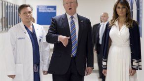 Trump visita hospital donde están víctimas de la masacre de Florida