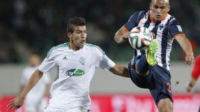 Delantero Humberto Suazo vuelve a las canchas tras lesión en hombro