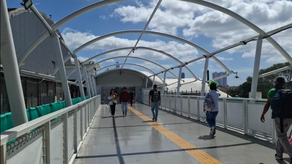 Fuertes vientos desprenden lona en pasarela&nbsp;