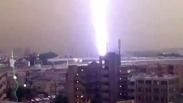 Insólita filmación del momento en que un rayo cae sobre un tren en Japón