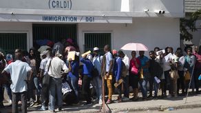 Decenas de miles de haitianos que han sido interceptados en la frontera entre Estados Unidos y México y deportados.
