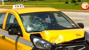 Taxista atropella a dos estudiantes en la Cinta Costera