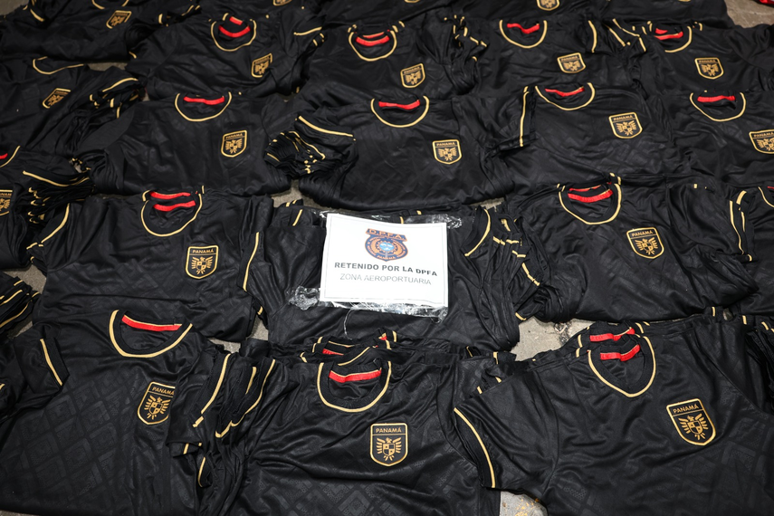 Aduanas decomisa nuevas camisetas de la Selección de Fútbol de Panamá.