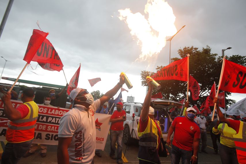AME6688. CIUDAD DE PANAMÁ (PANAMÁ), 28/09/2021.- Sindicalistas y trabajadores protestan hoy frente a la sede del Ministerio del Trabajo (Mitradel) de Panamá, en defensa de los derechos laborales y de reivindicaciones salariales, en Ciudad de Panamá (Panamá). Los grupos sindicales exigieron este martes al Mitradel la conformación de una Comisión de Salario Mínimo, para discutir reajustes ante el encarecimiento de los productos básicos y por ende de la vida diaria de los trabajadores panameños. EFE/ Carlos Lemos 