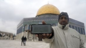 Las apps, que recopilan datos de telecomunicaciones y resultados de pruebas PCR, producen códigos QR personales que cambian de verde a amarillo o rojo en función de la situación de salud de la persona. Ahora,