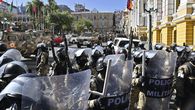 Presidente de Bolivia denuncia movimientos irregulares de tropas e insta a respetar la democracia. Presidente de Bolivia denuncia movimientos irregulares de tropas e insta a respetar la democracia.