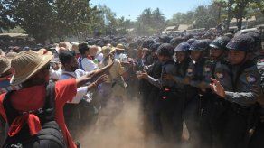 La policía cerca una manifestación estudiantil en Mianmar