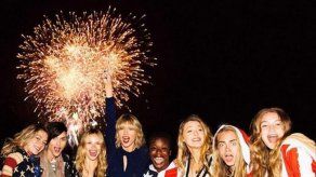 Taylor Swift exhibe su patriotismo rodeada de amigos