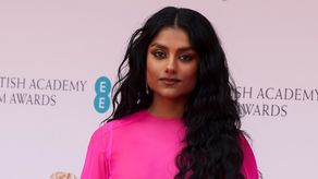 Simone Ashley miraba a los caracoles aparearse para preparar sus escenas de sexo