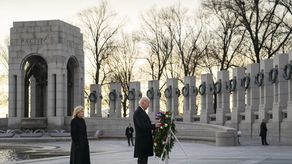 Joe Biden tocó una ofrenda floral e hizo un saludo militar.&nbsp;