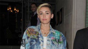 Miley Cyrus toca el piano para sus perros