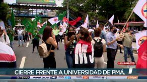 Estudiantes universitarios cierran la vía Transístmica en protesta por el alto costo de la vida