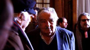 Mujica se emociona al despedirse de Fernández Huidobro
