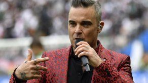 Robbie Williams hace un gesto obsceno durante la apertura del Mundial