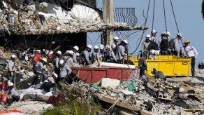 Rescatistas en Miami detectan huecos